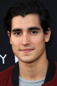 Photo de Henry Zaga : acteur